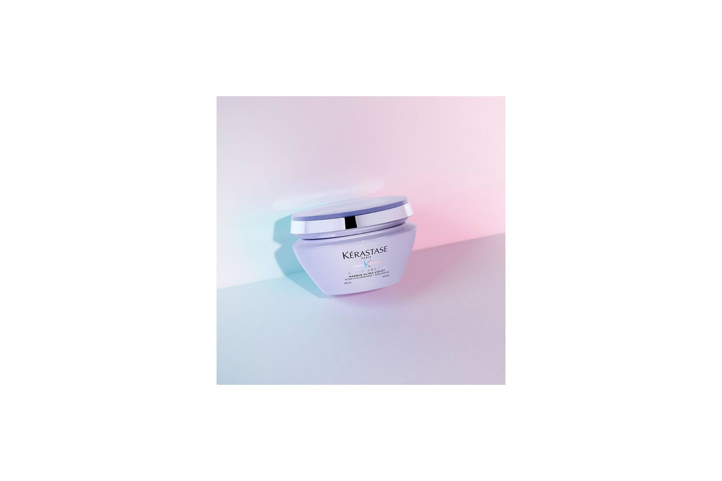 Kerastase Blond absolu masque ultra violet. Denna lila inpackning är idealisk för blont hår med kalla toner som är blekt eller slingat. Inpackningen tränger in i fibern och avlägsnar oönskade varma och gula toner.