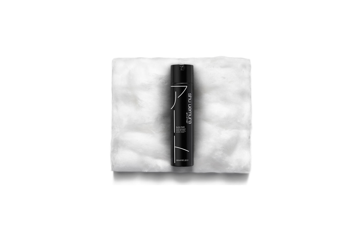 Med inspiration från japansk minimalism är Kumo hold - kumo betyder moln på japanska - ett viktlöst, mikrofint, luftigt spray som skapar definierade och precisa frisyrer. Den respekterar hårets integritet och bevarar dess färg. Hårsprayen ger en hög men flexibel stadga, för en modern och rörlig finish.  300ML