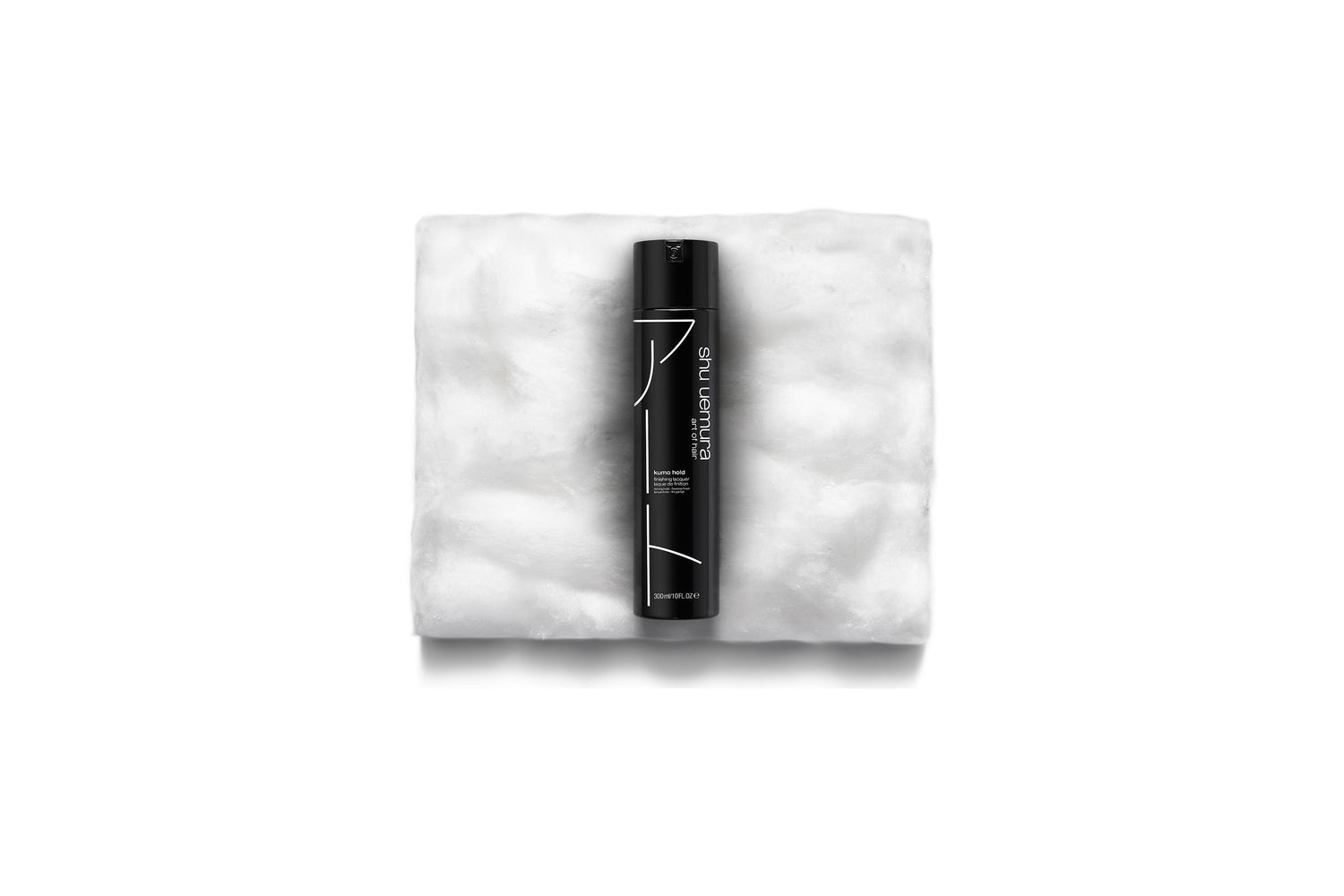 Med inspiration från japansk minimalism är Kumo hold - kumo betyder moln på japanska - ett viktlöst, mikrofint, luftigt spray som skapar definierade och precisa frisyrer. Den respekterar hårets integritet och bevarar dess färg. Hårsprayen ger en hög men flexibel stadga, för en modern och rörlig finish.  300ML