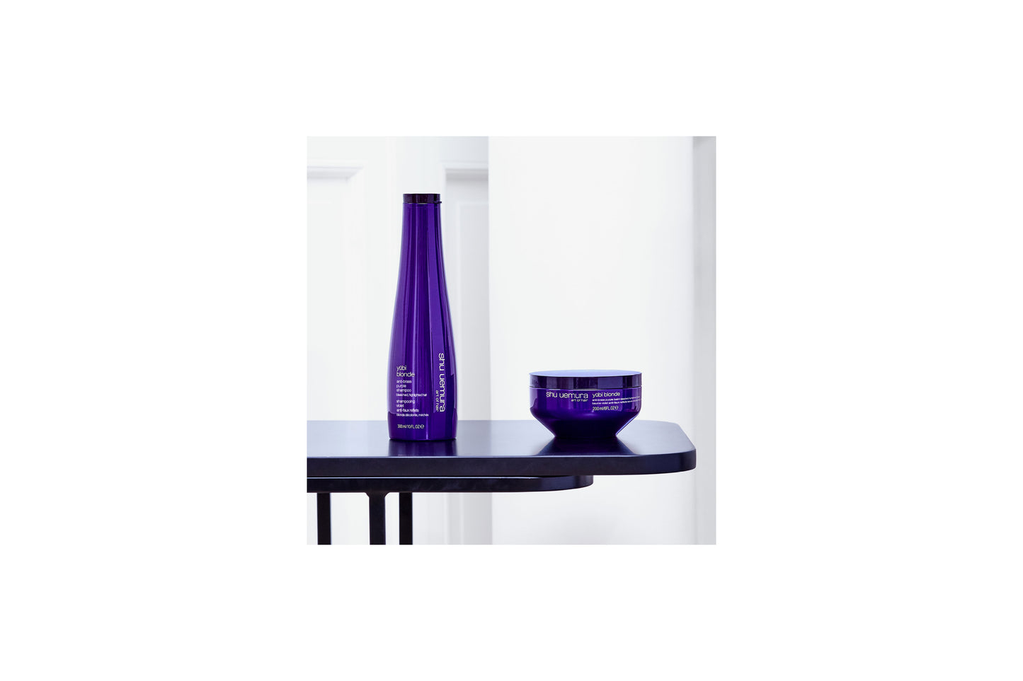 För blekt, slingat blont hår. Yūbi Blonde Anti-Brass Purple Shampoo, med japansk pigment-teknologi, är berikat med extrakt från vit pion. schampot bekämpar oönskade varma undertoner för en långvarig kall blond nyans. produkten rengör varsamt och adderar en naturlig lyster till håret. 300 ml