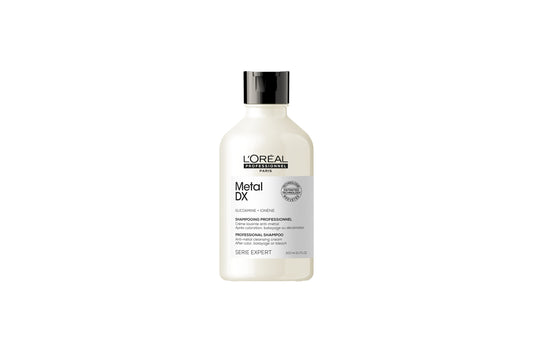 Professionellt shampoo, del av en hårvårdserie som avlägsnar metallpartiklar. Används efter alla typer av professionell hårfärgning eller blekning. Produkten, som är berikad med Glicoamine och Ionene, rengör hårfibern genom att avlägsna anhopningar av metallpartiklar, så som koppar*. Håret återfår sin glans och ser sunt ut. Färgresultatet blir mer jämnt och precist, och det blir mer motståndskraftigt mot hårtvätt och UV-exponering**