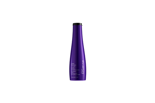 För blekt, slingat blont hår. Yūbi Blonde Anti-Brass Purple Shampoo, med japansk pigment-teknologi, är berikat med extrakt från vit pion. schampot bekämpar oönskade varma undertoner för en långvarig kall blond nyans. produkten rengör varsamt och adderar en naturlig lyster till håret. 300 ml